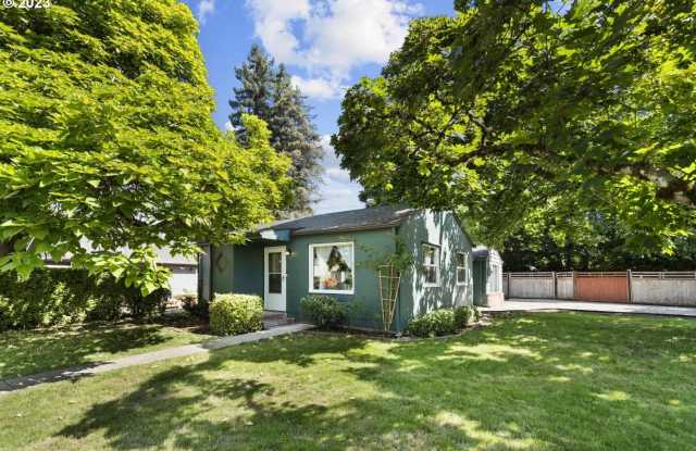 3Bd/1Ba Mid Century Home In Canby~ A/C, 2 Additional Storage, and Spacious Yard!!! Gallery 4