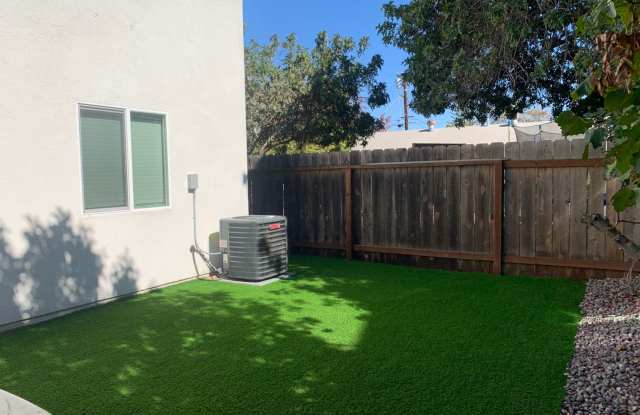 4BD/2BA w/ Rooftop Deck! Gallery 4