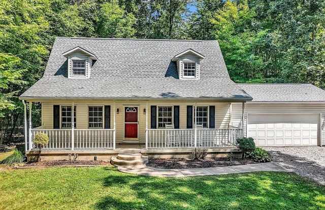 428 Grand Ridge DR - 428 Grand Ridge Drive, Apple Valley, OH 43028