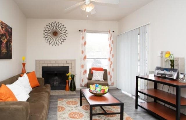 112 West Ave - 112 West Avenue, San Marcos, TX 78666