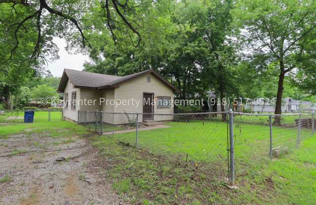 2 Bed | 1 Bath | Large Backyard | $200 Move-in Special Gallery 3