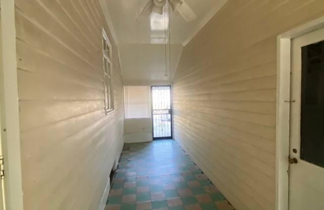 2 Bedroom Single Family Home in Columbus - 598 South James Road, Columbus, OH 43213