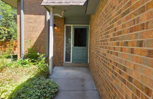 Charming 2 story Townhouse 2bd 2ba *$1000 Deposit* Gallery 1