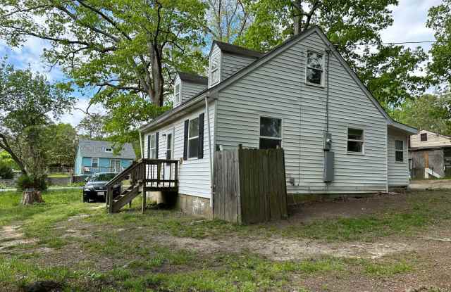 Spacious 3 Bedroom, 1 Bathroom House on quiet street Gallery 3