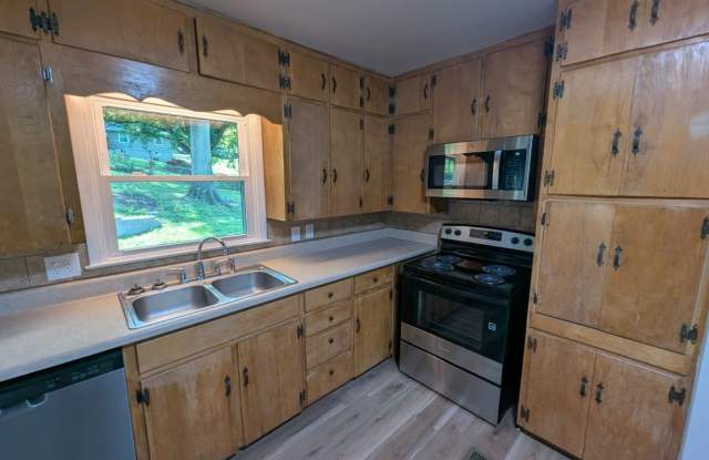 Remodeled 3-Bedroom, 1-Bath Home with Hardwood Flooring, Attached Garage & Fenced Backyard Gallery 4