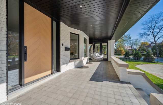 704 Sheridan Road Gallery 4