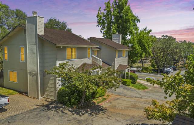 3-Bedroom Townhome with Private Back Patio in Cameron Park Gallery 4