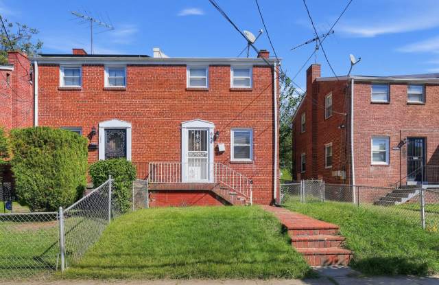 644 Burns Street Southeast Gallery 2