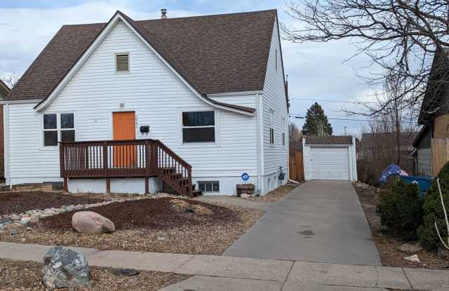 SUPER CUTE 2 or 3 BEDROOM HOME + GARAGE IN QUIET EDGEWATER NEIGHBORHOOD! photos photos