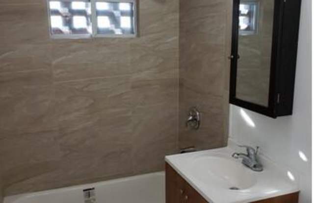 4924 Mulford Str. Gallery 3