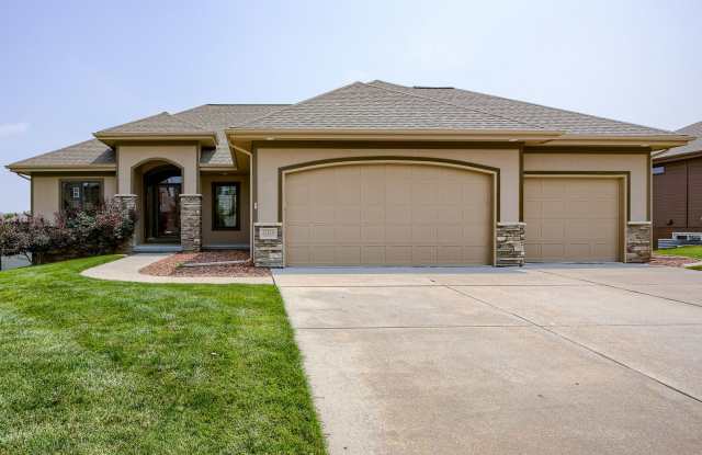Beautiful 4 Bedroom In Shadow Lake!! photos photos
