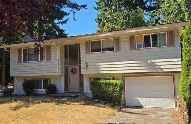 Tukwila rental home -Large 3+ bedroom plus den/craft room, large recreation room, Available now! photos photos