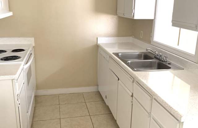 Newly refreshed spacious 2bedrooms,2 baths duplex in Eagle Lake, TX. Gallery 3