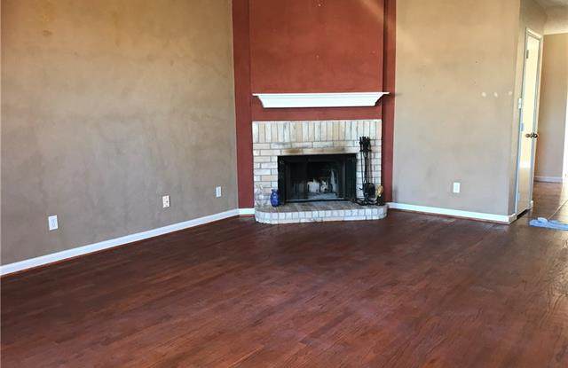 2211 Vine Lane Gallery 2