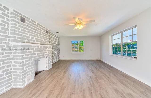 6130 SW 32nd St photos photos