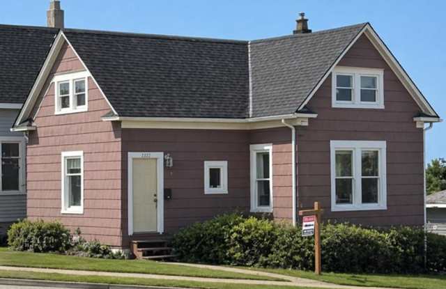 5-bedroom, 2 bath home available in York neighborhood! photos photos
