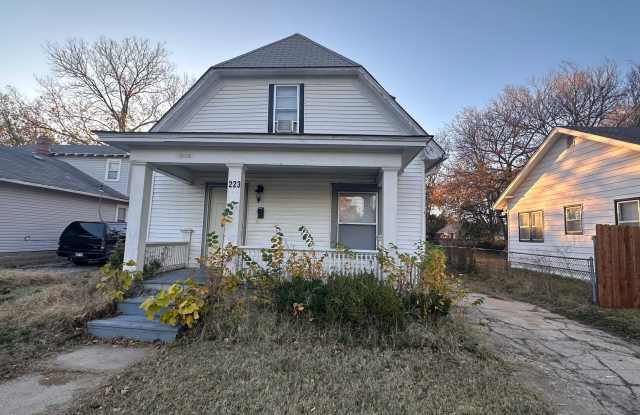 $975 - 3 bedroom / 1.5 bathrooms - Beautiful large house with tons of character! - 223 North Charles Avenue, Wichita, KS 67203