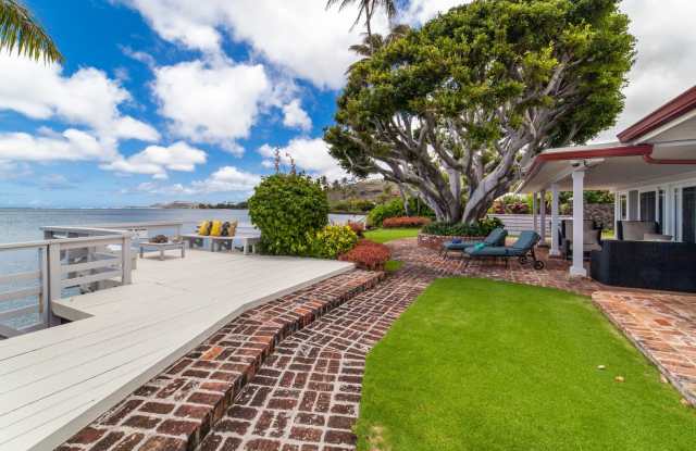 Oceanfront 4 bedroom, 3 bath in beautiful Aina Haina! Available March 24, 2025 for a Minimum of 30 Days. Gallery 2