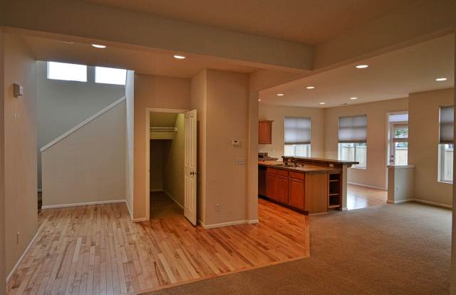 Nice 3 Bedroom plus den - Corner lot in Saddle Creek! Gallery 4
