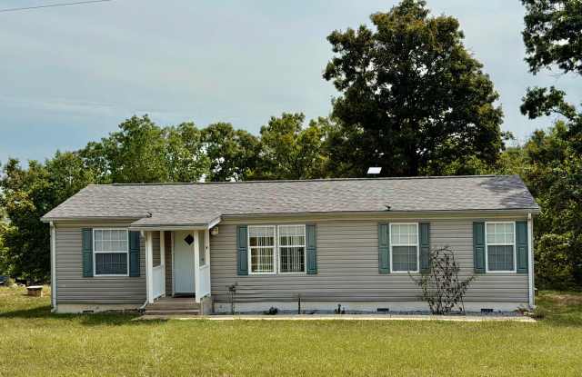 Cute 3 bed 2 bath with beautiful yard!! Gallery 1