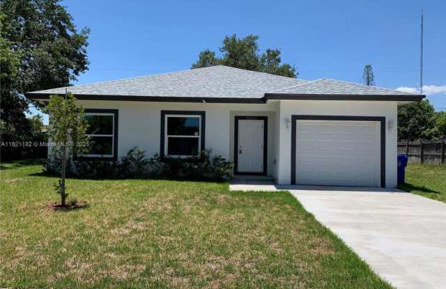 4604 SW 31st Dr photos photos