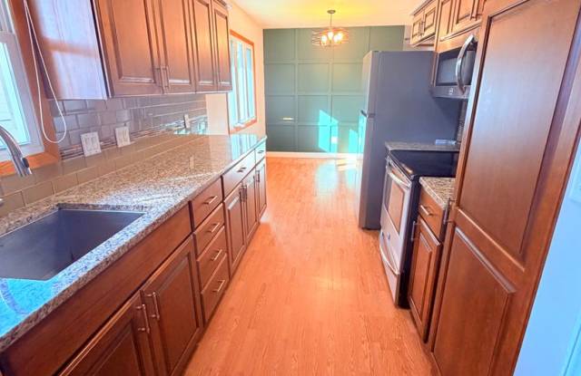 4 bedroom 2 bathroom house Gallery 1