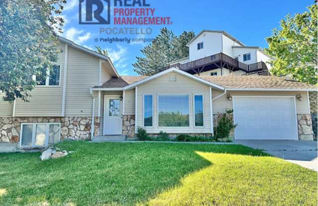 Beautiful 3 Bedroom 2 Bathroom Home - 1 Car Garage - Dog friendly Gallery 1