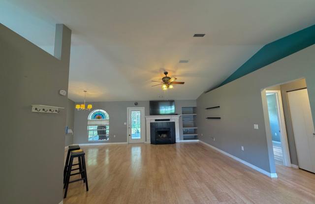 Open Concept 3/2 in Millhopper Station! Gallery 3