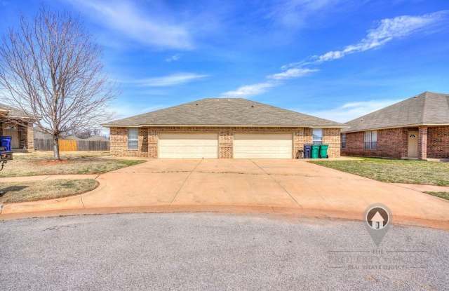 Adorable 3 bed 2 bath duplex in Yukon! Gallery 1