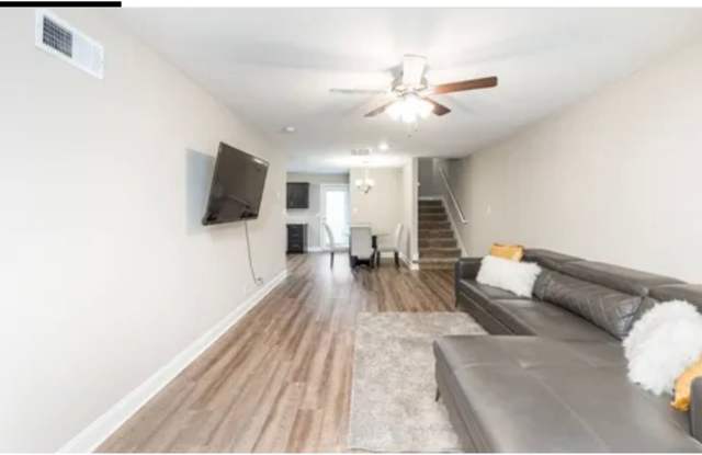 3 Bedroom Pet Friendly Home For Rent - Fenced Back Yard! Gallery 3