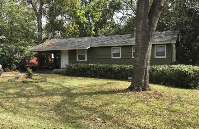 3 bed/ 1 bath house, fenced-in yard! Available now! photos photos