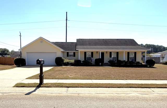 4 bedroom 2 bath house on large lot Gallery 1