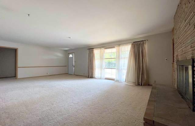 Spacious 2 Bedroom With Attached Garage Gallery 4