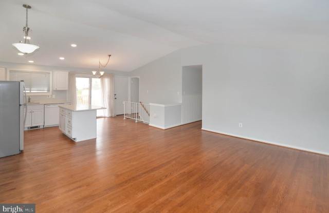 2649 BOWLING GREEN DRIVE Gallery 3