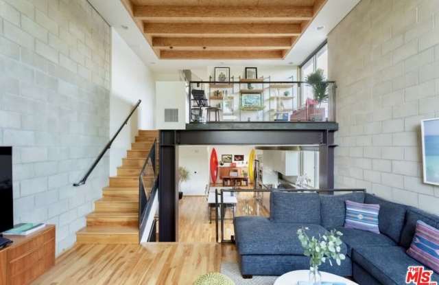 530 N Larchmont Blvd unit: 3 photos photos