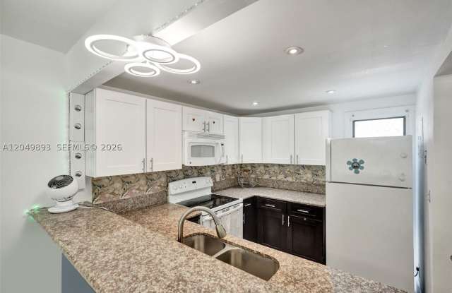 20400 W Country Club Dr Gallery 1