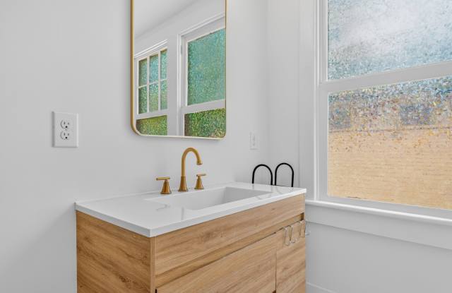 1125 E Anderson Gallery 3