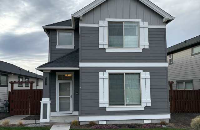 Newer 3 Bedroom / 2.5 Bathroom + Loft in the Ochoco Pointe Community - 1337 Northeast Barney Street, Prineville, OR 97754