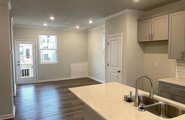 Room in 3 Bedroom Home at Hemlock Cone Wy Gallery 4
