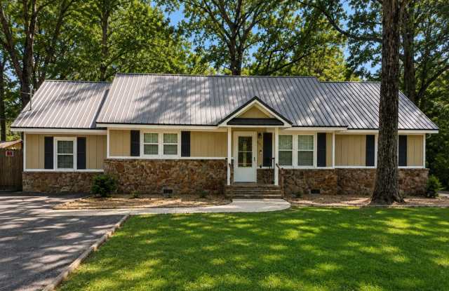 Spacious 3BR Home on Nearly an Acre in Opelika Gallery 1