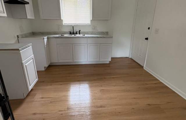 2 Bed/ 1 Bath Available Now on the Westside! REDUCED APP FEE! Gallery 4