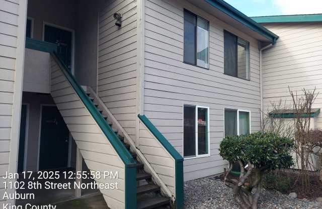 Auburn - Bright 2BR Auburn Condo with parking off street. - Great Location and Available now!! - 1102 8th Street Northeast, Auburn, WA 98002