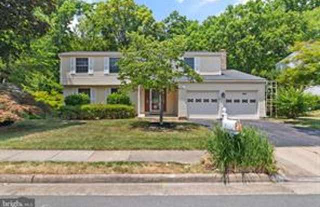 Gorgeous 4-Bedroom Colonial in Sought-After Newington Forest! photos photos
