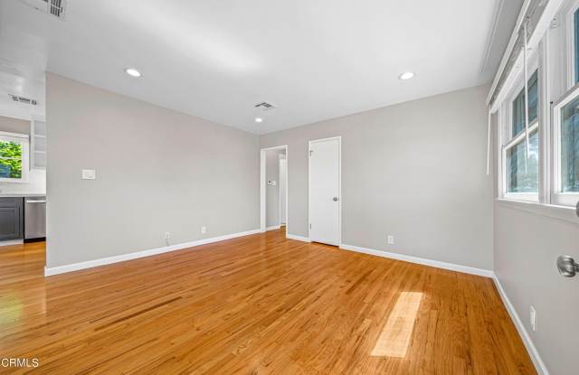 422 1/2 Voilet Avenue Gallery 3