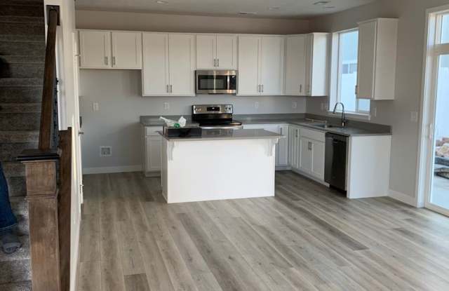 Beautiful 2021 home with fenced yard Gallery 3