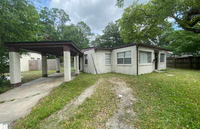 Large 4/1 on Northside of Jacksonville! - 5811 Geranium Road, Jacksonville, FL 32209