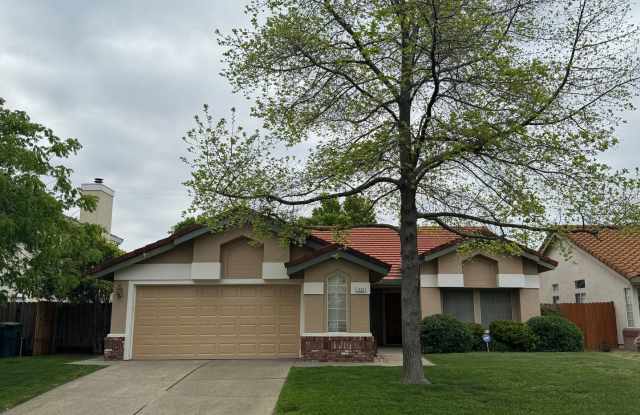 Charming Roseville home with LVP flooring! photos photos