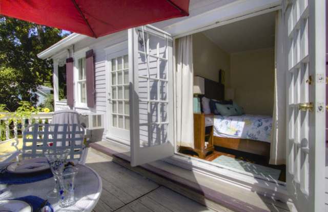 Furnished 1 bedroom 1 Bathroom in Old Town Gallery 4