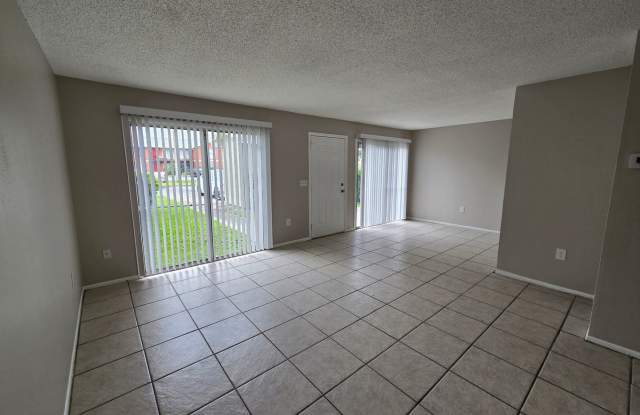 Spacious 2 Bedroom Orlando Condo with Water Included – Available Now! Gallery 4
