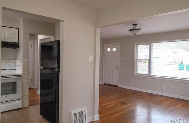 10131 Cabot Drive Gallery 4